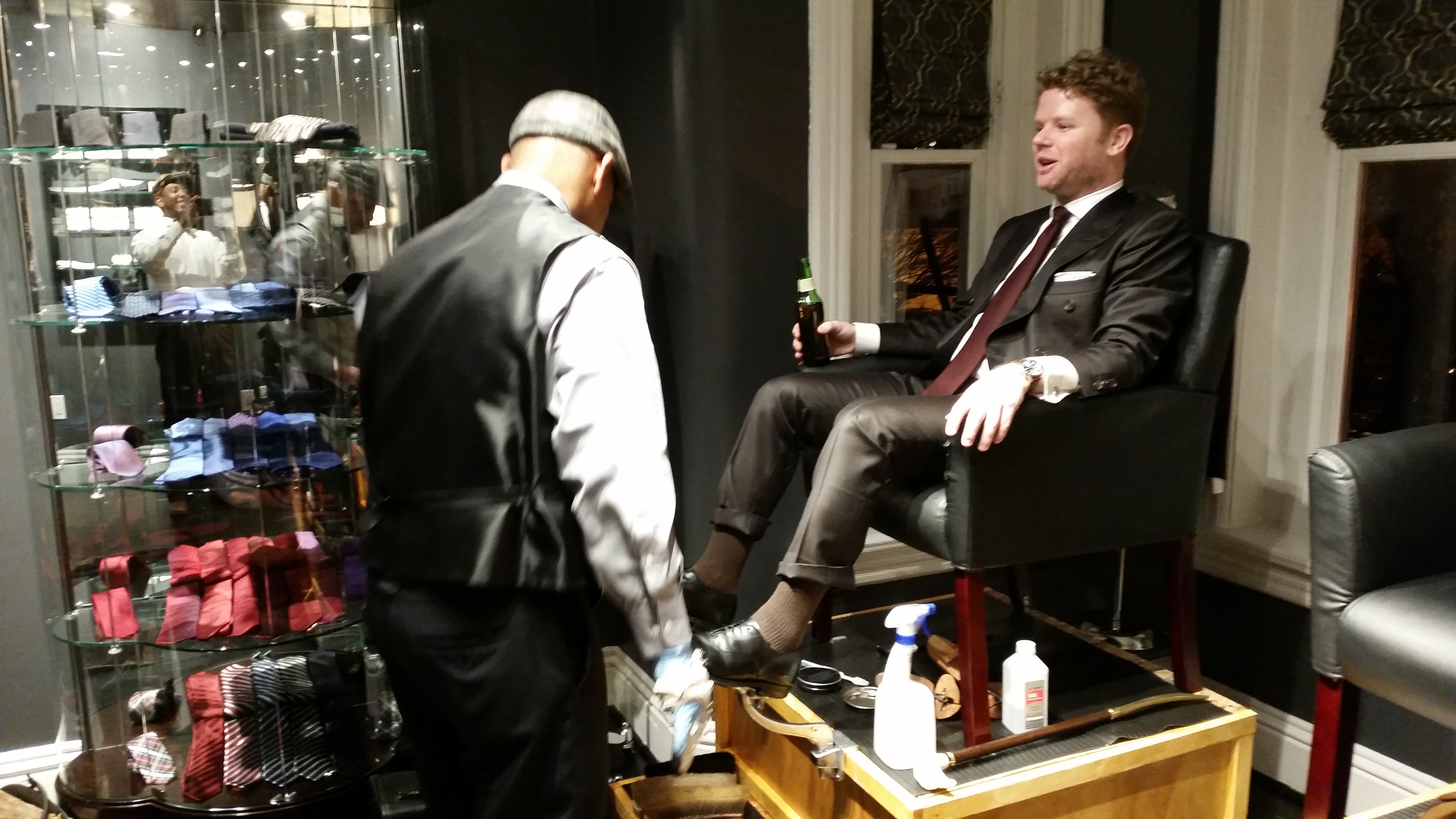 Mobile Shoe Shine Chair Rental for a Single Seater.  Portable Shoe Shine Chair For Corporate Events